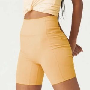 Le Ore Set | Le Ore Lucca High Rise 7in Pocket Short & Sports Bra|